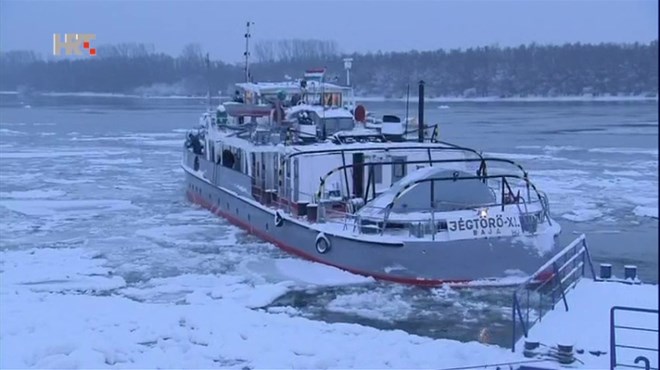 Teško 'probijanje' Dunava - led negdje deblji i od metra
