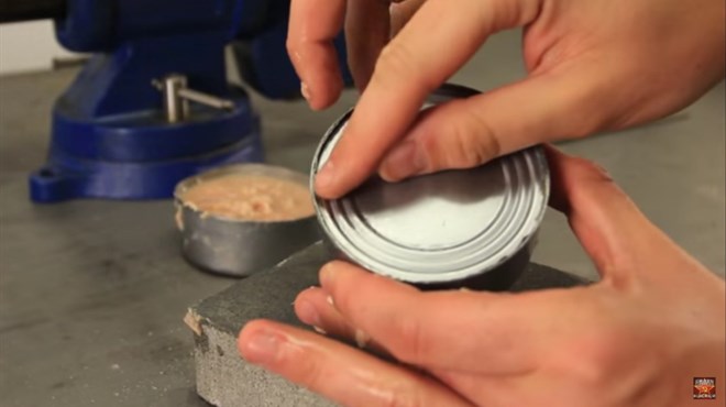 Kako otvoriti konzervu bez otvarača, ovaj trik će vas oduševiti VIDEO