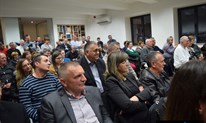 FOTO: Radoslav Bošnjak objavio 'Ponos visina', Gruđani i Širokobriježani ispunili knjižnicu