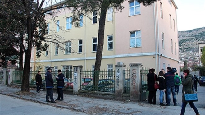Baklje i kamenje: Napadnuti učenici ispred škole u Mostaru