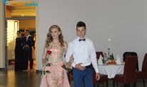FOTO: Čapljinski maturanti zadivili! Djevojke zadivile u prelijepim haljinama, mladići odjevnim kombinacijama