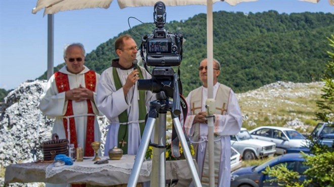 FOTO: Na bajkovitoj Čabulji, povodom tužne 75. obljetnice mučeništva trojice Hrvata - katolika, služena sveta misa