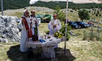 FOTO: Na bajkovitoj Čabulji, povodom tužne 75. obljetnice mučeništva trojice Hrvata - katolika, služena sveta misa