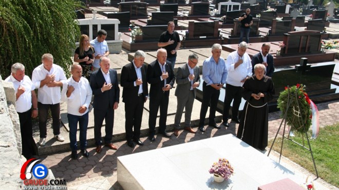 DAN HR HERCEG-BOSNE Na grob Predsjednika mr. Mate Bobana položeni vijenci FOTO