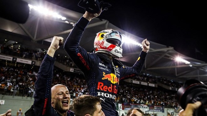 VIDEO: Vratili su vjeru u sport! Verstappen je prvak, u posljednjem krugu srušio je velikog Hamiltona