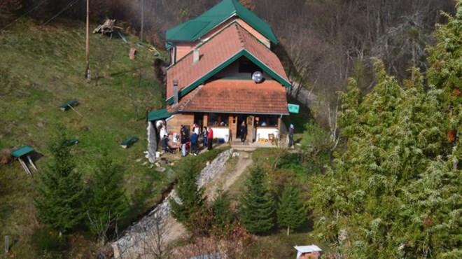 Iz lovačke puške ubio jednu osobu! Više ozlijeđenih, među njima i dijete u lovačkom domu na području Trnova