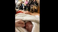 Novi život se rađa u Ukrajini! U podzemnoj željeznici koja služi kao sklonište rodilo se dijete