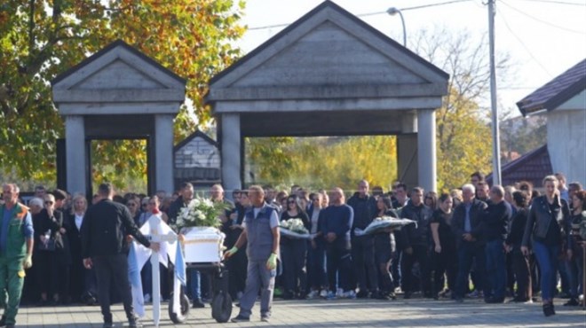 SUZE ZBOG MLADENA: Najmiliji se oprostili od 22-godišnjaka, sestra čitala pjesmu