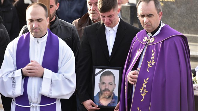 FOTO: Tisuće se došle oprostiti od zadarskog slavuja Davida Ricova (37)