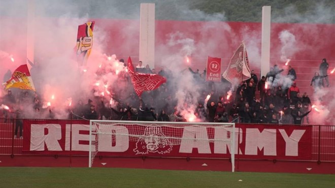 'Ugašen' Red Army! Ultrasi, Ljudi od puta, navijači Zrinjskog oduzeli transparente Veležovcima
