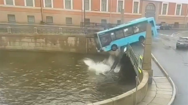 Troje mrtvih nakon pada autobusa u rijeku