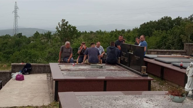 (FOTO) Uređeno i očišćeno groblje na Cerama! Organizatori: Posebno hvala mladeži