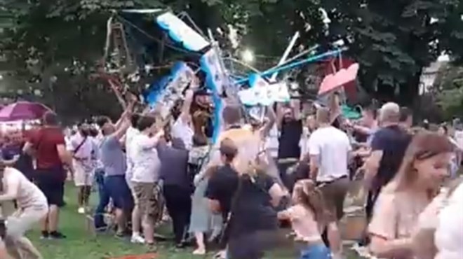 Ovo je trenutak kad su roditelji izvlačili djecu ispod ringišpila koji je pao