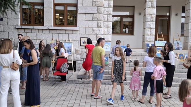 Upriličena tradicionalna izložba polaznika Likovne radionice Grude FOTO