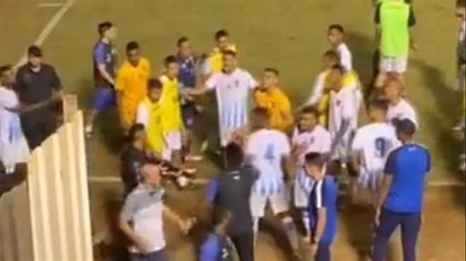 VIDEO: Policajac ušao u teren i upucao golmana u nogu kako bi smirio tenzije