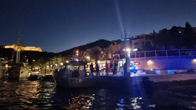 Gumenjak udario u hrid kod Hvara, jedna osoba poginula