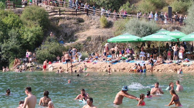 Pod slapovima Kravice veća gužva nego na Jadranu
