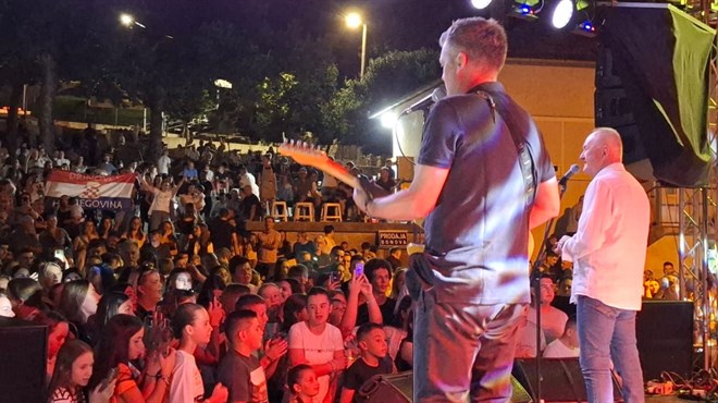 Mate Bulić priredio spektakl u Drinovcima! Uz stare i nove hitove uveličao svetkovinu u župi