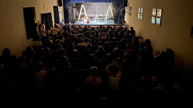 U prepunoj kinodvorani izvedena kazališna predstava Mačak u čizmama