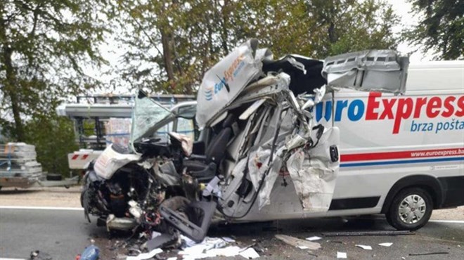 Nesreća na Kupresu! Vozač brze pošte je, hvala Bogu, preživio sudar s teretnim vozilom