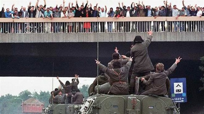 Na današnji dan tenkovi JNA krenuli na Vukovar. Beograđani bacali cvijeće na njih