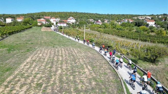 Biciklisti i rekreativci uživali u turi ''Biciklom kroz vinograde i podrume Brotnja''