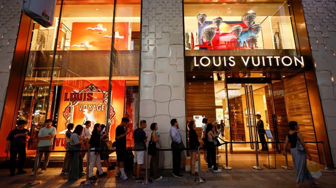 Vozilom u rikverc uletjeli u Louis Vuitton i u par minuta sve pokrali