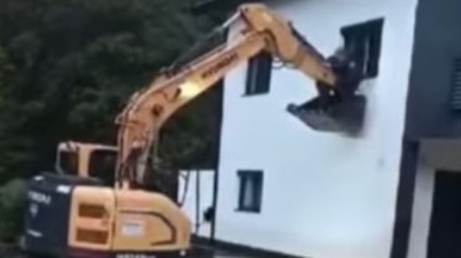 Poginula žena u Fojnici! VIDEO: Bager spašava ljude, s viših katova ulaze u kašiku