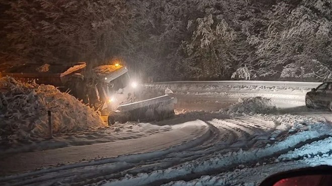 Prvi ovosezonski snijeg donio probleme u BiH, grtalica sletjela s ceste