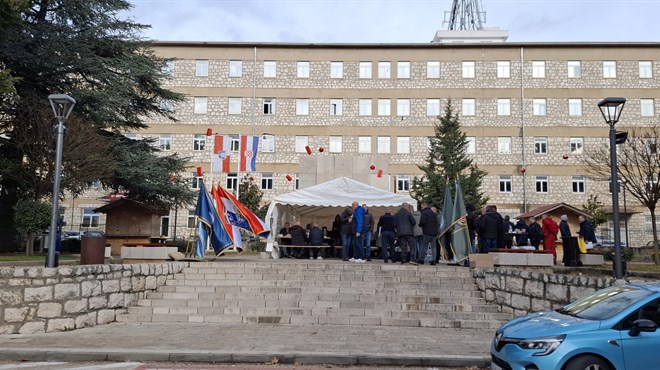 Tradicionalno druženje na Badnjak, prijatelji i u ratu i u miru zajedno FOTO