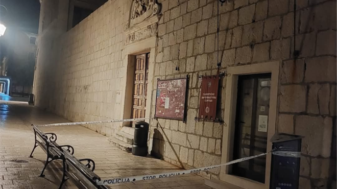 Usred potresa se pomaknuo zvonik na Pagu, posjećuju se kritična područja