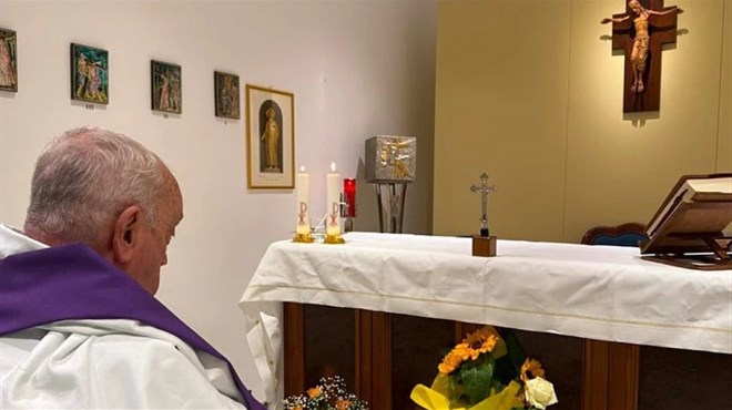 Liječnici Papi postupno smanjuju terapiju kisikom