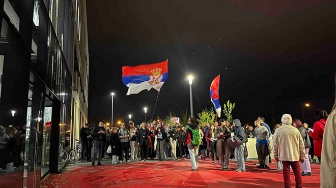 BURNA NOĆ U SRBIJI: Studenti blokirali RTV Srbije i Vojvodine. Direktor televizije: Ovo je otmica