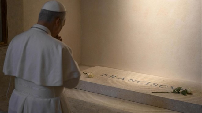 Papa posjetio svetište Djevice Marije izvan Vatikana, zatim se pomolio na Franjinu grobu