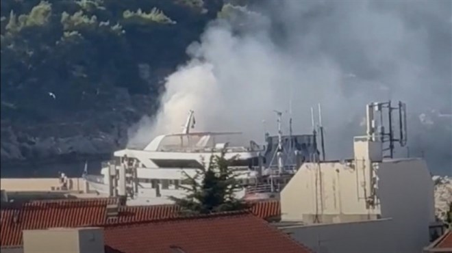 Planuo turistički brod u Makarskoj