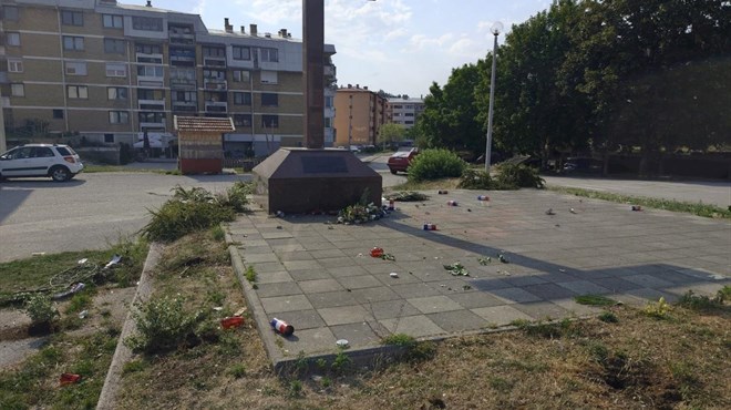 Vandalski napad na spomenik hrvatskim braniteljima u Bosanskom Grahovu