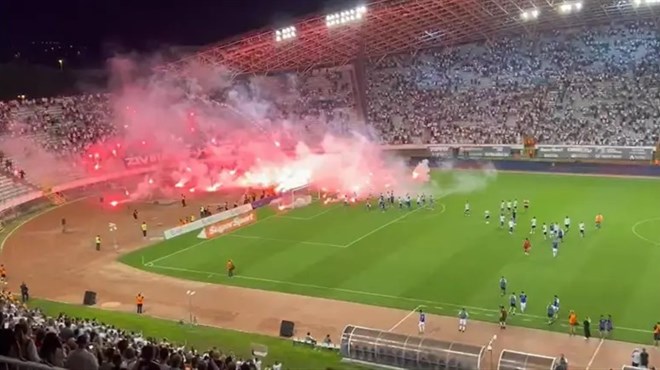 Igrači Hajduka došli pod sjever, Torcida ih je gađala bakljama!