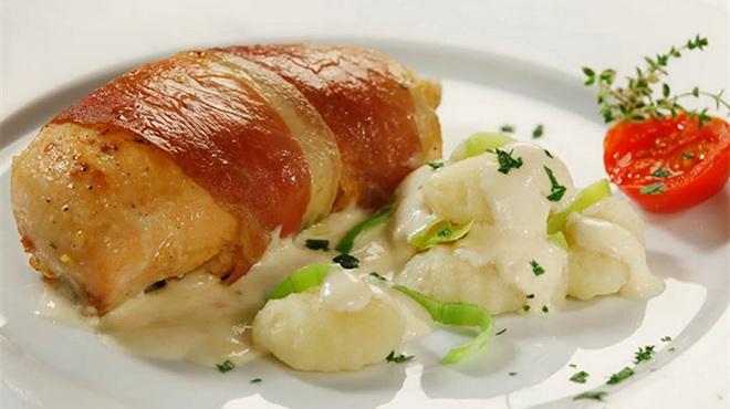 RECEPT: Pileći file u umaku od gorgonzole s hrskavim pršutom