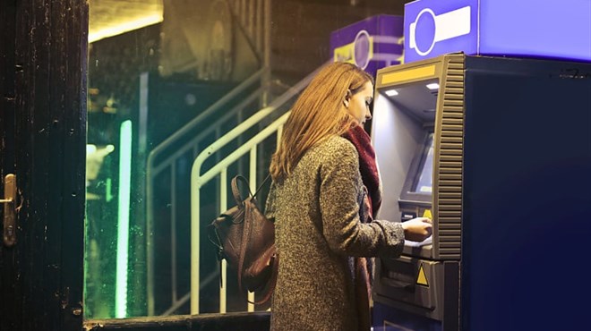 Ukrala bankovnu karticu pa 'skidala pare' po Grudama i Ljubuškom, optužena je!