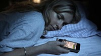 Evo zašto ne biste trebali držati mobitel pored kreveta dok spavate
