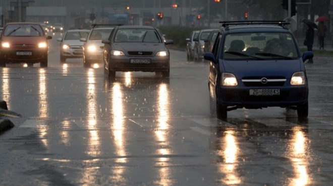 Kiša i vodene bujice usporavaju promet