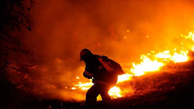 Grčki vatrogasci bore se protiv šumskih požara drugi dan za redom