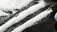 Policija zaustavila mladog vozača dok mu je suvozač šmrkao kokain