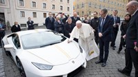 Papa Franjo dobio Lamborghini koji juri 300 km/h 