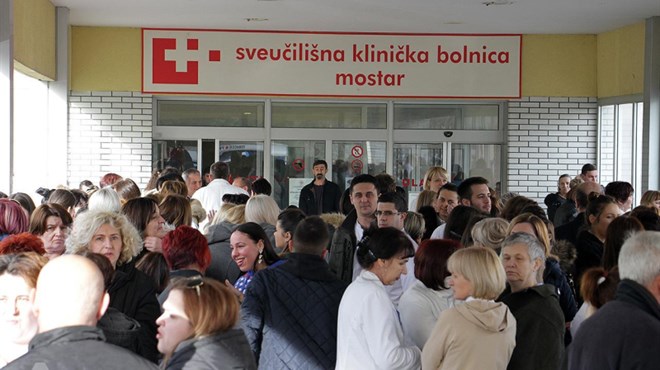 MOSTAR: Liječnici i zdravstveno osoblje ispred bolnica