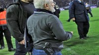 LUDNICA U GRČKOJ: PAOK-u poništen gol, predsjednik kluba s pištoljem tražio suca na stadionu