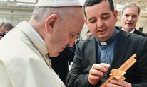 Supružnici Anica i Slavko Jurić iz Rame uručili papi Franji Uzdolski križ
