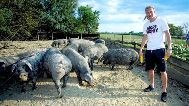 Vida uzgaja autohtone crne svinje! Ima ih 200 i planira na farmu kad završi karijeru