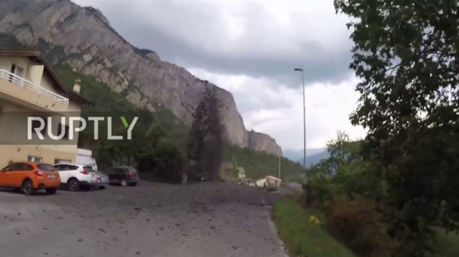 Šokantan video: Bujica blata u švicarskim planinama nosi sve pred sobom