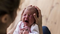 Znate li zašto bebe prestanu plakati čim ih uzmete u naručje i ustanete, a krenu vrištati kad sjednete?